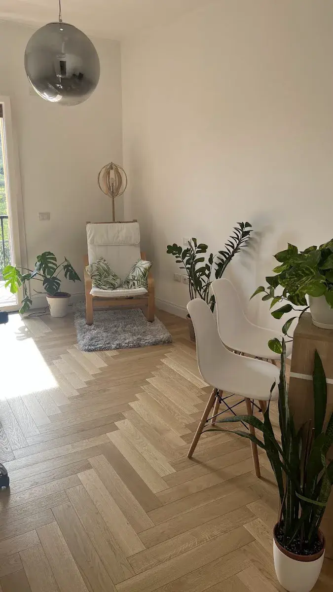 Studio luminoso preparato per la seduta di osteopatia